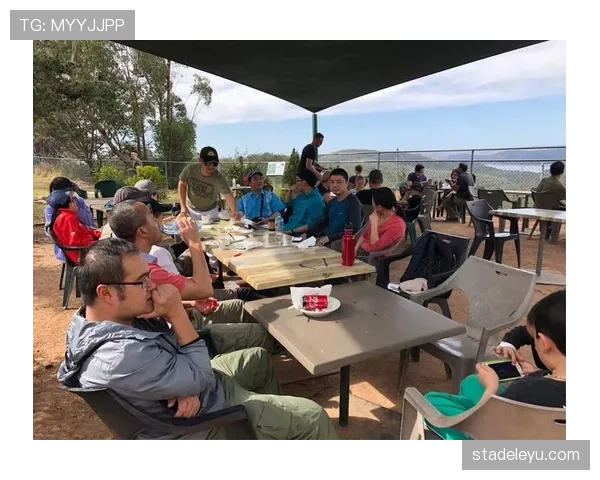 莱万每天吃秤上称的牛排，自律到连冰箱都分训练日和休息日